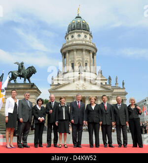 Peter Mueller (CDU, 2 L), Präsident des Bundesrates, seine Frau Astrid Gercke-Müller (L), Norbert Lammert (CDU, 4-L), Präsident des Deutschen Bundestages, seine Frau Gertrud (3-L), Bundespräsident Horst Köhler (5-R), seine Frau Eva Luise (5 L), die deutsche Bundeskanzlerin Angela Merkel (CDU, 4-R), ihr Ehemann Joachim Sauer (3-R) und Hans-Jürgen Papier (2-R), Präsident der Eidgenössischen Constituti Stockfoto