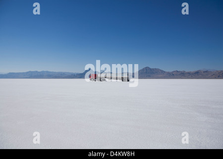 LKW-fahren in Wüstenlandschaft Stockfoto