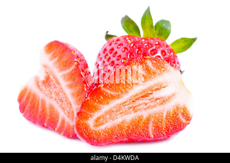 Geschnittene Erdbeeren auf weißem Hintergrund isoliert Stockfoto