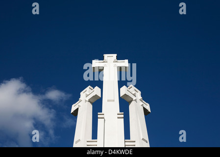 Niedrigen Winkel Blick auf Kreuze und blauer Himmel Stockfoto