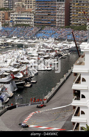 Brasilianischer Formel-1-Pilot Felipe Massa von Scuderia Ferrari und japanische Formel Eins Fahrer Kazuki Nakajima Williams steuern ihre Autos durch die Hafen-Schikane während der dritten Training in Monte Carlo, Monaco, 21. Mai 2009. Die Formel 1 Grand Prix von Monaco findet am 24. Mai 2009 statt. Foto: Jens Büttner Stockfoto