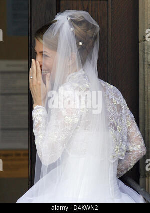 Braut Kelly Jeanne Rondestvedt kommt in die Kirche für die Hochzeit mit Hubertus Michael Erbprinz von Sachsen-Coburg und Gotha in Coburg, Deutschland, 23. Mai 2009. Rund 400 Gäste, viele welche Berühmtheiten und europäische Aristokraten, die Hochzeit besucht. Foto: Daniel Karmann Stockfoto