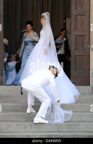 Braut Kelly Jeanne Rondestvedt kommt in die Kirche für die Hochzeit mit Hubertus Michael Erbprinz von Sachsen-Coburg und Gotha in Coburg, Deutschland, 23. Mai 2009. Rund 400 Gäste, viele welche Berühmtheiten und europäische Aristokraten, die Hochzeit besucht. Foto: ¿Tobias Hase Stockfoto