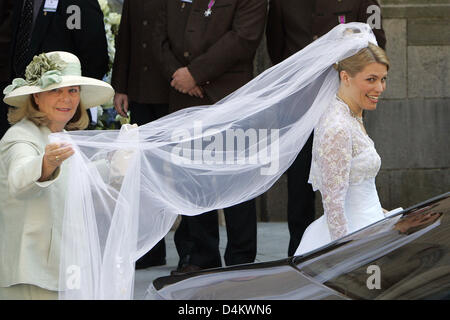 Bride Kelly Jeanne Rondestvedt (R) kommt in die Kirche für die Hochzeit mit Hubertus Michael Erbprinz von Sachsen-Coburg und Gotha in Coburg, Deutschland, 23. Mai 2009. Rund 400 Gäste, viele welche Berühmtheiten und europäische Aristokraten, die Hochzeit besucht. Foto: Daniel Karmann Stockfoto