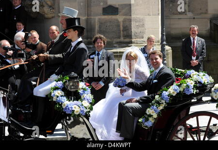 Hubertus Michael Erbprinz von Sachsen-Coburg und Gotha (R) und Braut Kelly Jeanne Rondestvedt (L) die Kirche nach ihrer Hochzeit in Coburg, Deutschland, 23. Mai 2009 verlassen. Rund 400 Gäste, viele welche Berühmtheiten und europäische Aristokraten, die Hochzeit besucht. Foto: Tobias Hase Stockfoto