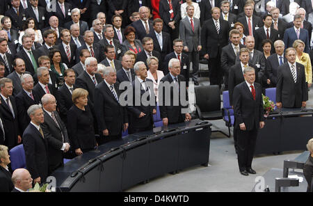 Bundespräsident Horst Köhler (vorne) ist nach seiner Wiederwahl auf der 13. Federal Convention in der Plenar-Halle des Reichstagsgebäudes in Berlin, Deutschland, 23. Mai 2009 gefeiert. Koehler gewann die Wahl mit 613 Stimmen, die minimale Anzahl von erforderlichen Stimmen. Foto: BERND SETTNIK Stockfoto