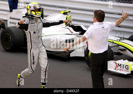 Britische Formel1-Fahrer Jenson Button (L) von Brawn GP feiert mit CEO von Brawn GP, Nick Fry, nachdem er den F1 Grand Prix in Monte Carlo, Monaco, 24. Mai 2009 gewonnen. Foto: JENS Büttner Stockfoto