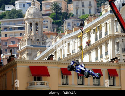 Das Auto von der japanischen Formel-1-Pilot Kazuki Nakajima Williams ist von der Strecke nach einem Unfall während des Formel 1 Grand Prix in Monte Carlo, Monaco, 24. Mai 2009 aufgenommen. Foto: PETER STEFFEN Stockfoto