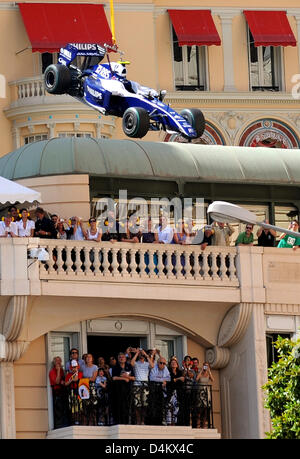 Das Auto von der japanischen Formel-1-Pilot Kazuki Nakajima Williams ist von der Strecke nach einem Unfall während des Formel 1 Grand Prix in Monte Carlo, Monaco, 24. Mai 2009 aufgenommen. Foto: PETER STEFFEN Stockfoto