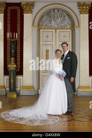 Hubertus Michael, Erbprinz von Sachsen-Coburg und Gotha, und Kelly Jeanne (geb. Rondestvedt) stellen nach ihrer Hochzeit in der Moritz-Kirche in Coburg, Deutschland, 23. Mai 2009. Rund 400 Gäste, viele welche Berühmtheiten und europäische Aristokraten, die Hochzeit besucht. Foto: Klaus Woehner Stockfoto