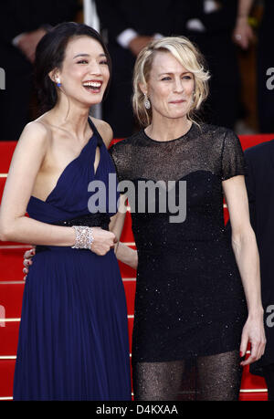 Schauspielerinnen und Jurymitglieder Shu Qi (L) und Robin Wright Penn kommen für die Premiere des Films? Coco Chanel & Igor Strawinsky? während der Closing Night des 2009 Cannes Film Festival in Cannes, Frankreich Mai 24. 2009. Foto: Hubert Boesl Stockfoto