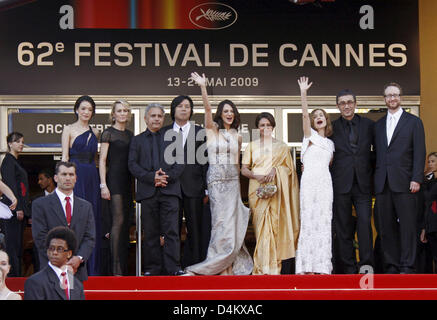 Jury Mitglieder (L-R) Schauspielerinnen Shu Qi, Robin Wright Penn, Autor Hanif Kureishi, Regisseur Chang-Dong Lee, Schauspielerinnen, Asia Argento, Sharmila Tagore, Isabelle Huppert und Direktoren Nuri Bilge Ceylan und James Gray kommen für die Premiere des Films? Coco Chanel & Igor Strawinsky? während der Closing Night des 2009 Cannes Film Festival in Cannes, Frankreich Mai 24. 2009. Foto: Hubert Boe Stockfoto