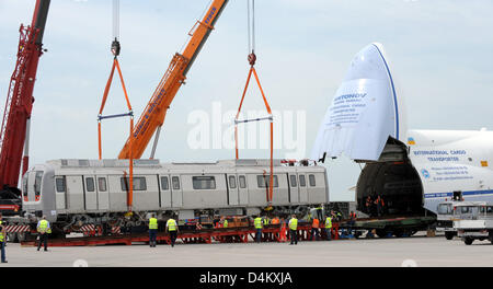 Eine u-Bahn von Bombardier Görlitz gemacht wird in ein Frachtflugzeug Antonov 124-100 am Flughafen Leipzig/Hallo in Schkeuditz, Deutschland, 26. Mai 2009 geladen. Zwei von diesen u-Bahnen - 22,5 Meter lang und 45 Tonnen schwere - werden nach Indien transportiert wo sie in die u-Bahn-System von New Delhi arbeiten. Zur gleichen Zeit, Leipzig Gastgeber der? International Transportforum 2009 Stockfoto