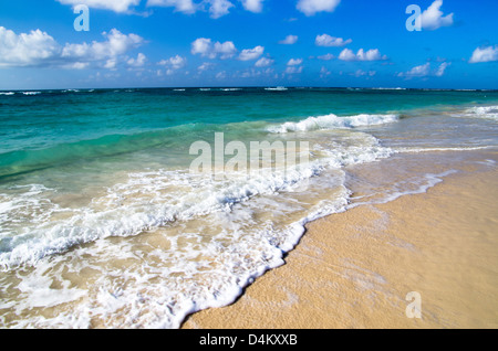 tropischen Meer unter dem blauen Himmel Stockfoto
