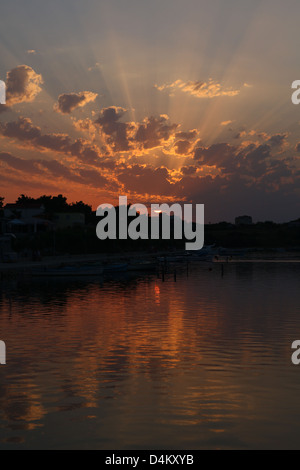Sonnenuntergang über dem Meer in Nin Kroatien. Durch kleine Wolken scheint die Sonne Strahlen. Atmosphäre ist irgendwie mystisch. Stockfoto