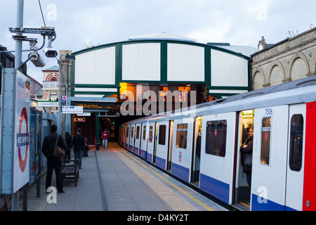 Londoner u-Bahn Station West Brompton District Line stehen. Stockfoto