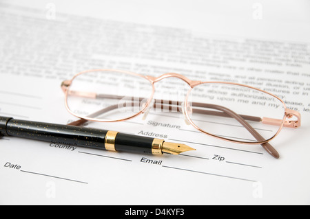 Brillen und Stift lag auf das Dokument Stockfoto