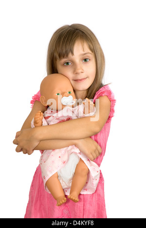 Das lächelnde Mädchen umarmt eine Puppe Stockfoto