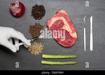 Hand, die Injektion von Fleisch auf Zähler Stockfoto