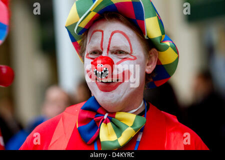 London, UK. 15. März 2013. Ein Mann verkleidet sich als Clown Geldbeschaffung für Comic Relief.  Red Nose ist eine Spendenaktion von Comic Relief organisiert eine britische Nächstenliebe Geld für Projekte im in- und Ausland zu helfen benachteiligte Menschen und bringen um eine positive Veränderung im Leben der Armen.  Bildnachweis: Amer Ghazzal / Alamy Live News Stockfoto