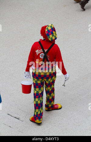 London, UK. 15. März 2013. Eine Frau verkleidet sich als Clown Geldbeschaffung für Comic Relief.  Red Nose ist eine Spendenaktion von Comic Relief organisiert eine britische Nächstenliebe Geld für Projekte im in- und Ausland zu helfen benachteiligte Menschen und bringen um eine positive Veränderung im Leben der Armen.  Bildnachweis: Amer Ghazzal / Alamy Live News Stockfoto