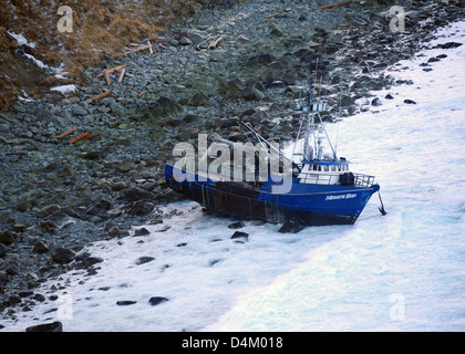 Coast Guard Erhebungen auf Grund Fischereifahrzeug Midnite Sun Stockfoto