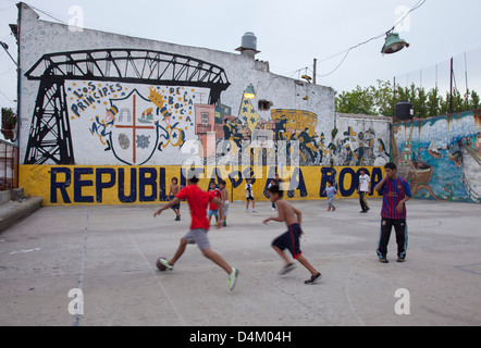 Kinder spielen Fußball auf Caminito Straße im beliebten Barrio Boca in Buenos Aires, Argentinien Stockfoto