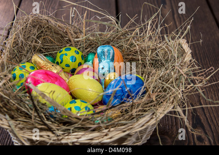 Osternest mit verschiedenen Pralinen Stockfoto