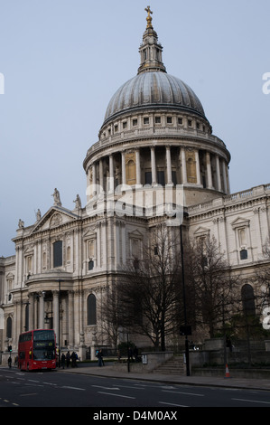 Ein roter Londoner Bus mit Zielsatz St. Pauls übergibt St. Pauls Cathedral in der City of London Stockfoto