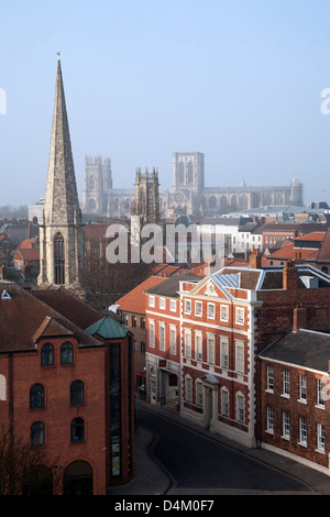 Blick vom Turm Cliffords mit York Minster in der Ferne, York, England UK Stockfoto