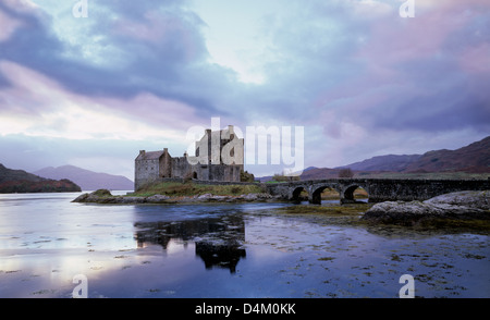 Abenddämmerung am Eilean Donan Castle, Dornie, Kyle of Lochalsh in den westlichen Highlands von Schottland Stockfoto