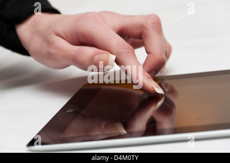 Junge Frau mit Ipad Tablet-Computer. Stockfoto