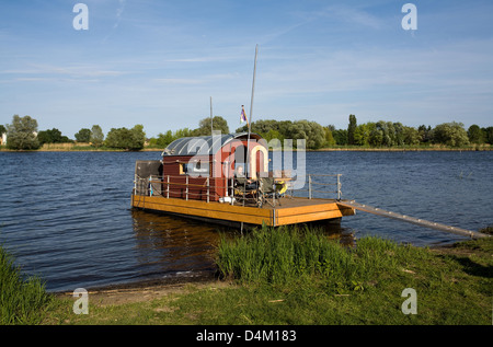 Brandenburg / Havel, Deutschland, ein Mietfloss am Ufer der Havel Stockfoto