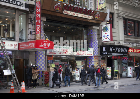 West 32nd Street zwischen der 5th und 6th Avenue in NYC auch bekannt als Korea Town oder Little Korea Stockfoto