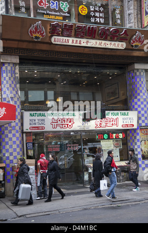 West 32nd Street zwischen der 5th und 6th Avenue in NYC auch bekannt als Korea Town oder Little Korea Stockfoto