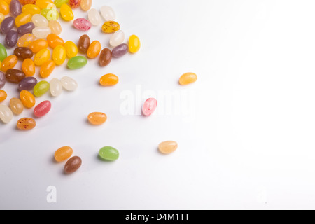 Jellybeans auf weißem Hintergrund Stockfoto