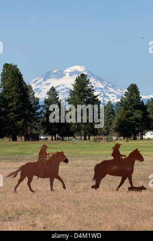 Eine Skulptur von einigen Pferden auf einem Feld mit Bergen im Hintergrund, Schwestern, Oregon, USA Stockfoto