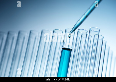 Medizinische Pipette Flüssigkeit in Reagenzglas Fallenlassen Stockfoto