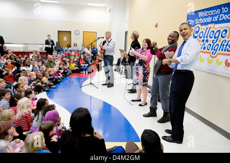 US-Präsident Barack Obama tritt in einem Musikprogramm im College Höhen frühe Kindheit Lernzentrum 14. Februar 2013 in Decatur, Georgia. Stockfoto