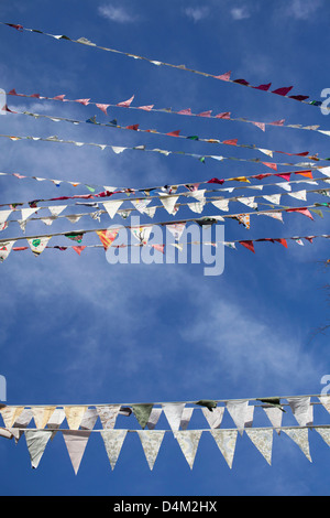 Fahnen gegen blauen Himmel Stockfoto