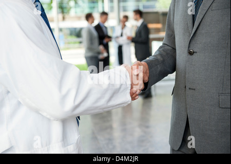 Geschäftsmann und Arzt Händeschütteln Stockfoto