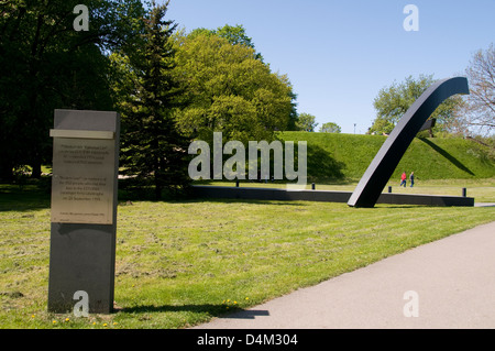 Das Denkmal der „gebrochenen Linie“ des Versenkens einer Passagierfähre in der Ostsee zwischen Helsinki und Tallinn im Jahr 1994. Stockfoto