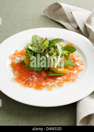 Platte vom geräucherten Lachs mit Salat Stockfoto