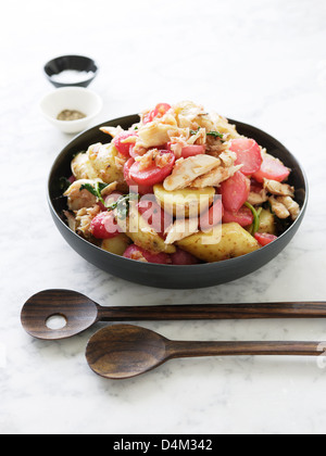 Schüssel Salat mit Radieschen und Lachs Stockfoto