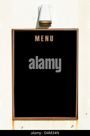 Leeres Menü Board an Wand Stockfoto