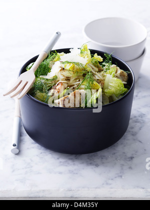 Schüssel mit Schwertfisch und Fenchelsalat Stockfoto