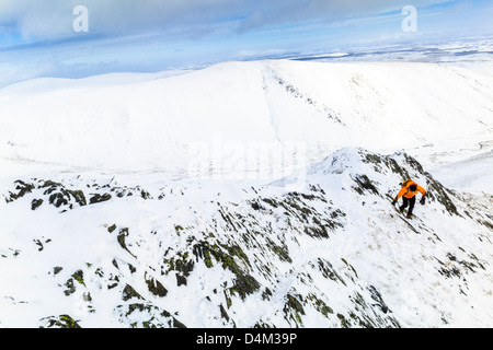 Ein Kletterer aufsteigender scharfe Kante auf den Gipfel des Blencathgra (Saddleback) im Lake District. Stockfoto