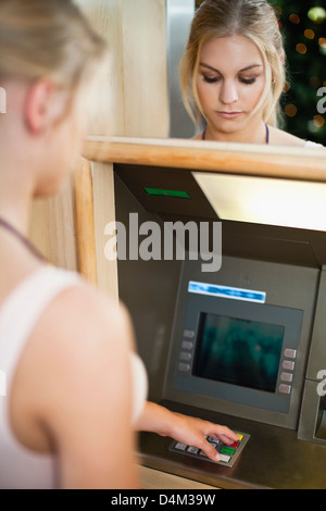 Frau mit Tastatur auf ATM Stockfoto