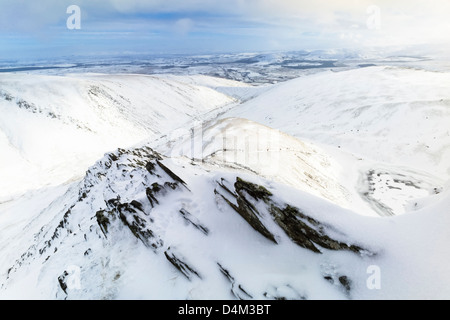 Rückblick von auf halber Strecke scharfe Kante im Winter unterwegs, Blencathra (Saddleback) im Lake District. Stockfoto