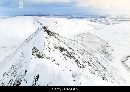 Rückblick von auf halber Strecke scharfe Kante im Winter unterwegs, Blencathra (Saddleback) im Lake District. Stockfoto